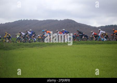 Egileta, Spanien. 3. April 2023. Radfahrer auf der 1. Etappe des Baskenlandes Itzulia 2023 zwischen Vitoria-Gasteiz und Labastida, am 03. April 2023 in Egileta, Spanien. (Foto: Alberto Brevers/Pacific Press/Sipa USA) Guthaben: SIPA USA/Alamy Live News Stockfoto