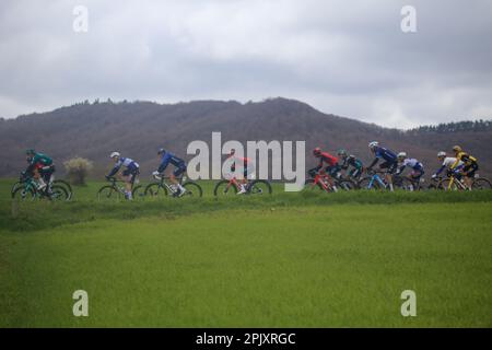 Egileta, Spanien. 3. April 2023. Radfahrer auf der 1. Etappe des Baskenlandes Itzulia 2023 zwischen Vitoria-Gasteiz und Labastida, am 03. April 2023 in Egileta, Spanien. (Foto: Alberto Brevers/Pacific Press/Sipa USA) Guthaben: SIPA USA/Alamy Live News Stockfoto