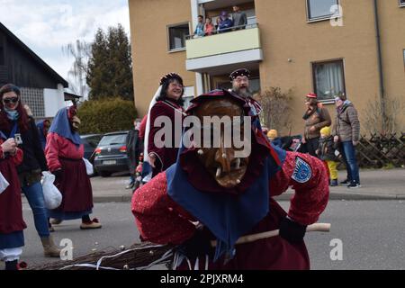 Eine Gruppe von Menschen in mittelalterlicher Kleidung während einer traditionellen Narren-Karnevalsparade Stockfoto