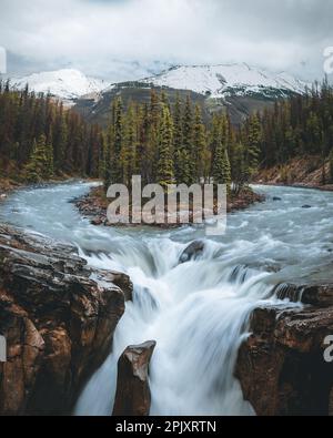 Wunderschöne Aussicht auf die Sunwapta Falls - Jasper National Park, Kanada Stockfoto