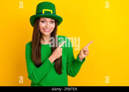 Porträt einer aufgeregten, fröhlichen Frau mit direkten Fingern Leerraumaktion isoliert auf gelbem Hintergrund Stockfoto