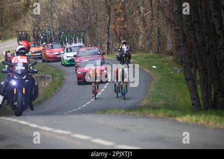 Arraia-Maeztu, Spanien. 3. April 2023. Die Flucht, angeführt von Txomin Juaristi (Euskaltel - Euskadi), gefolgt von Jon Barrenetxea (Caja Rural - Seguros RGA) und Cristian Rodriguez (Team ARKEA - Samsic) während der 1. Etappe des Baskenlandes Itzulia 2023 zwischen Vitoria-Gasteiz und Labastida, am 3. April 2023 in Arraezia, Spanien. (Foto: Alberto Brevers/Pacific Press/Sipa USA) Guthaben: SIPA USA/Alamy Live News Stockfoto