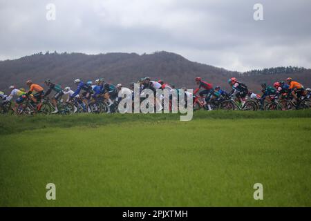 Egileta, Spanien. 3. April 2023. Radfahrer auf der 1. Etappe des Baskenlandes Itzulia 2023 zwischen Vitoria-Gasteiz und Labastida, am 03. April 2023 in Egileta, Spanien. (Foto: Alberto Brevers/Pacific Press/Sipa USA) Guthaben: SIPA USA/Alamy Live News Stockfoto