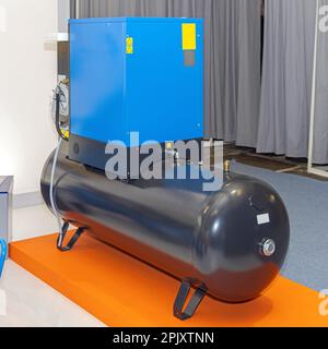 Druckluftkompressor mit Ausrüstung für große Tanks in der Werkstatt Stockfoto