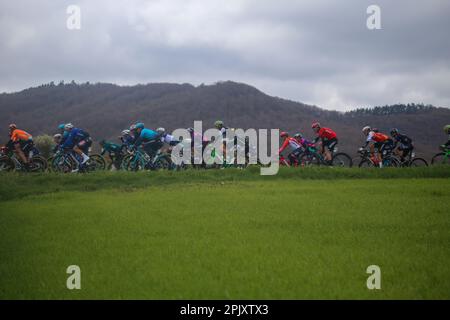 Egileta, Spanien. 3. April 2023. Radfahrer auf der 1. Etappe des Baskenlandes Itzulia 2023 zwischen Vitoria-Gasteiz und Labastida, am 03. April 2023 in Egileta, Spanien. (Foto: Alberto Brevers/Pacific Press/Sipa USA) Guthaben: SIPA USA/Alamy Live News Stockfoto