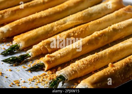 Spargel in Phylo-Teig verpackt und gebacken. Nahaufnahme, über Schuss. Stockfoto