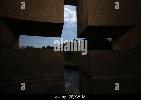 Schloss Alnwick, Northumberland. 4. April 2023, Wetter in Großbritannien: Alnwick Castle in Northumberland mit Narzissen als Frühling in Großbritannien, Credit:DEW/Alamy Live News Stockfoto