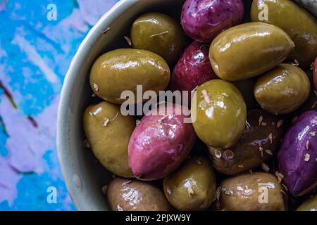 Gemischte griechische Oliven in einer Schüssel. Über Makroaufnahme. Stockfoto