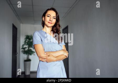 Lächelnde Ärztin Arzt überhellgrau Hintergrund in der Klinik Stockfoto