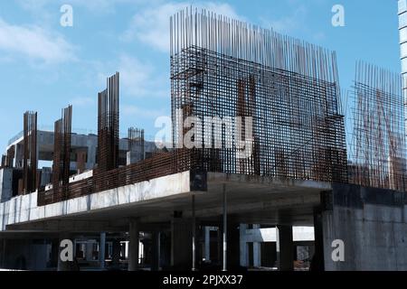 Stabstahl für den Betonwandbau eines Neubaus. Baustelle. Eisenstruktur bereit zum Gießen mit Beton. Stahlstangen Stockfoto