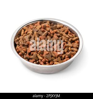 Metallschüssel mit trockenem Katzenfutter, Nahaufnahme isoliert auf weißem Hintergrund Stockfoto