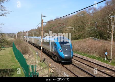 Erste TransPennine Express Hitachi-Bimode-Einheit Klasse 802, 802218, vorbei an Scorton in Lancashire auf der Hauptlinie der Westküste, 4. April 2023. Stockfoto