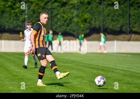 Swansea, Wales. 4. April 2023 Trialist of Hull City während des Spiels der Professional Development League zwischen Swansea City under 18 und Hull City under 18 an der Swansea City Academy in Swansea, Wales, Großbritannien, am 4. April 2023. Kredit: Duncan Thomas/Majestic Media/Alamy Live News. Stockfoto