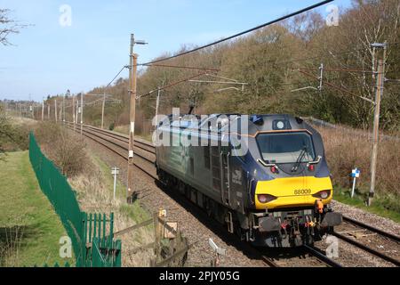 DRS-Klasse 88, Bi-Mode Loco 88009, Diana, Leichtmaschine an der Hauptlinie der Westküste bei Scorton in Lancashire, 4. April 2023. Stockfoto