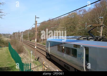 Erste TransPennine Express Hitachi-Bimode-Einheit Klasse 802, 802218, vorbei an Scorton in Lancashire auf der Hauptlinie der Westküste, 4. April 2023. Stockfoto