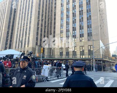 New York City, Usa. 04. April 2023. Die Medien erwarten die Ankunft des ehemaligen US-Präsidenten Donald J. Trump, der am Dienstag, den 4. April, zur Anklage vor dem Manhattan Criminal Courthouse in New York City, NY, USA erscheint. 2023. Foto: John Roca /CNP/ABACAPRESS.COM Kredit: Abaca Press/Alamy Live News Stockfoto