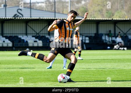 Swansea, Wales. 4. April 2023 Kyle Fanning of Hull City während des Spiels der Professional Development League zwischen Swansea City under 18 und Hull City under 18 an der Swansea City Academy in Swansea, Wales, Großbritannien, am 4. April 2023. Kredit: Duncan Thomas/Majestic Media/Alamy Live News. Stockfoto