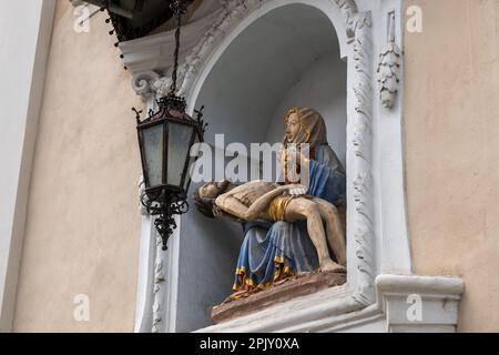 Statue von Jesus Christus und der Heiligen Jungfrau Maria, gotische Pieta-Skulptur in Nische der Kathedrale von Ljubljana - St. Nikolaus Kirche in Ljubljana, Slo Stockfoto