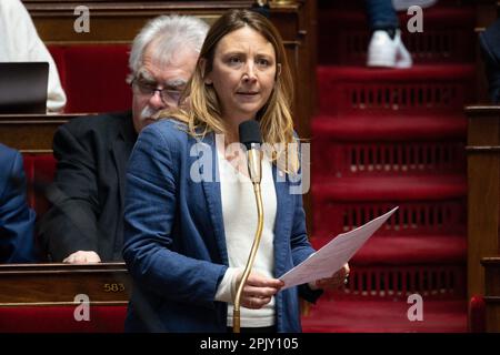 Paris, Frankreich. 04. April 2023. Französische Stellvertreterin Sandra Regol während einer Fragestunde an die Regierung in der Pariser Nationalversammlung am 4. April 2023. Foto: Raphael Lafargue/ABACAPRESS.COM Kredit: Abaca Press/Alamy Live News Stockfoto