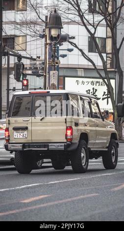 Toyota Land Cruiser SUV im klassischen Auto bei Tageslicht auf der Straße in Tokio, Japan Stockfoto