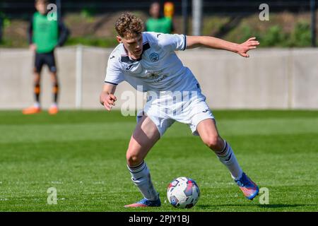 Swansea, Wales. 4. April 2023 Thomas Woodward aus Swansea City während des Spiels der Professional Development League zwischen Swansea City under 18 und Hull City under 18 an der Swansea City Academy in Swansea, Wales, Großbritannien, am 4. April 2023. Kredit: Duncan Thomas/Majestic Media/Alamy Live News. Stockfoto