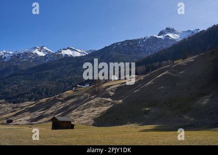 Neustift im Stubaital, Österreich - 16. März 2023 - wunderschöne Wiesen und Hügel in der Nähe von Neustift am Ende der Wintersaison Stockfoto