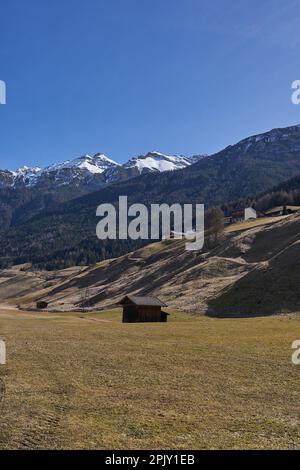 Neustift im Stubaital, Österreich - 16. März 2023 - wunderschöne Wiesen und Hügel in der Nähe von Neustift am Ende der Wintersaison Stockfoto