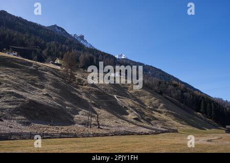 Neustift im Stubaital, Österreich - 16. März 2023 - wunderschöne Wiesen und Hügel in der Nähe von Neustift am Ende der Wintersaison Stockfoto