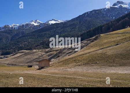 Neustift im Stubaital, Österreich - 16. März 2023 - wunderschöne Wiesen und Hügel in der Nähe von Neustift am Ende der Wintersaison Stockfoto