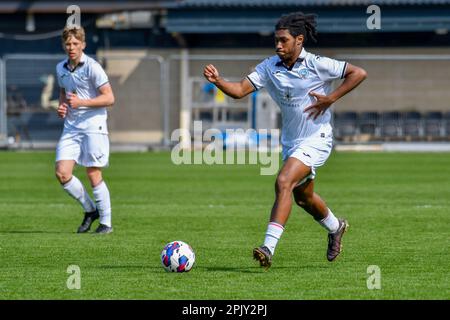 Swansea, Wales. 4. April 2023 Jada Mawongo aus Swansea City während des Spiels der Professional Development League zwischen Swansea City under 18 und Hull City under 18 an der Swansea City Academy in Swansea, Wales, Großbritannien, am 4. April 2023. Kredit: Duncan Thomas/Majestic Media/Alamy Live News. Stockfoto