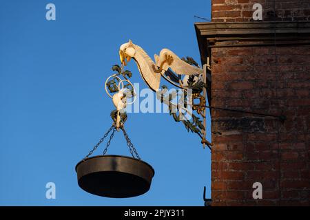 Die Teerlaterne (Polnisch: Latarnia Smolna) an der Ecke des Rathauses in Gdańsk, Polen. Schmiedeeiserne Nachbildung einer Laterne aus dem 18. Jahrhundert mit Adlerholdi Stockfoto