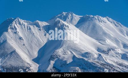 Blick auf Mount Shasta und Shastina nach Westen. Cascade Mountain Range. Siskiyou County, Kalifornien. Shasta-Trinity National Forest. Stockfoto