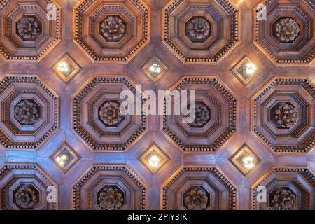 Kastendecke aus Holz mit Blumenmotiv in der Halle der Horatii und Curiatii, Innenausstattung der Kapitolinischen Museen (Musei Capitolini), Rom, Italien. Stockfoto