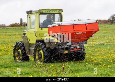 Timoleague, West Cork, Irland. 4. April 2023. David Deasy, der Milchbauer aus Timoleague, verteilt auf seinem 30 Hektar großen Feld mit einem 1984 MB Trac 900 und einem Rauch MDS 18,2 Düngerstreuer geschützten Harnstoffdünger. Kredit: AG News/Alamy Live News Stockfoto