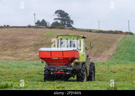 Timoleague, West Cork, Irland. 4. April 2023. David Deasy, der Milchbauer aus Timoleague, verteilt auf seinem 30 Hektar großen Feld mit einem 1984 MB Trac 900 und einem Rauch MDS 18,2 Düngerstreuer geschützten Harnstoffdünger. Kredit: AG News/Alamy Live News Stockfoto