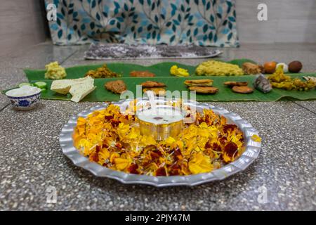 traditionelle indische Gerichte aus der Region mithila werden auf dem Festival auf Bananenblatt aus verschiedenen Blickwinkeln serviert Stockfoto