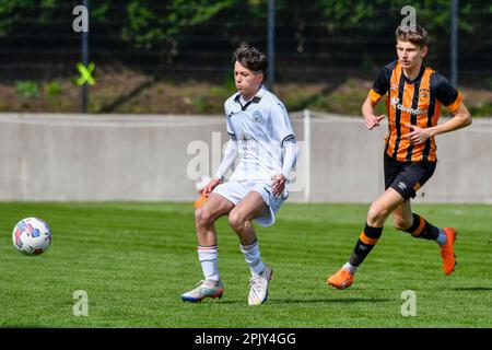 Swansea, Wales. 4. April 2023 Ramon Rees-Siso aus Swansea City unter dem Druck eines Spielers in Hull City während des Spiels der Professional Development League zwischen Swansea City under 18 und Hull City under 18 an der Swansea City Academy in Swansea, Wales, Großbritannien am 4. April 2023. Kredit: Duncan Thomas/Majestic Media/Alamy Live News. Stockfoto