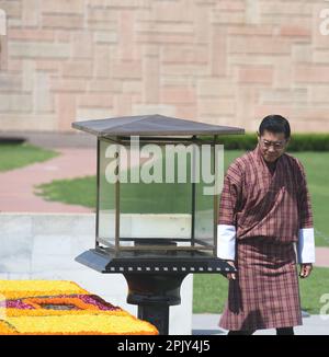 Neu-Delhi, Indien. 4. April 2023. Der bhutanische König Jigme Khesar Namgyel Wangchuck begann seinen zweitägigen Besuch in Indien mit einem Besuch in Rajghat, einer Gedenkstätte für Mahatma Gandhi in Neu-Delhi. Der Besuch von König Jigme Wangchuk wird sowohl Indien als auch Bhutan Gelegenheit geben, das gesamte Spektrum der bilateralen Zusammenarbeit zu bewerten, da die beiden Länder eine besondere Freundschaft und Zusammenarbeit haben, die durch gegenseitiges Vertrauen und gegenseitiges Verständnis definiert ist. Foto von Sondeep Shankar (Kreditbild: © Sondeep Shankar/Pacific Press via ZUMA Press Wire) NUR REDAKTIONELLE VERWENDUNG! Nicht für den kommerziellen GEBRAUCH! Stockfoto