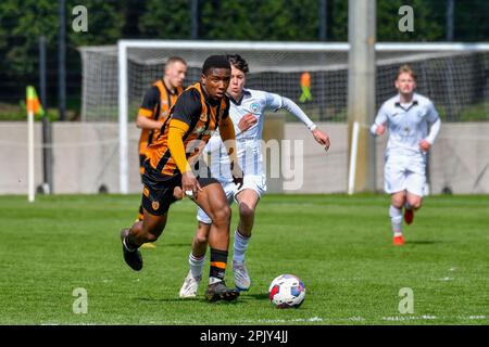 Swansea, Wales. 4. April 2023 Glen Sani aus Hull City unter dem Druck von Ramon Rees-Siso aus Swansea City während des Spiels der Professional Development League zwischen Swansea City under 18 und Hull City under 18 an der Swansea City Academy in Swansea, Wales, UK am 4. April 2023. Kredit: Duncan Thomas/Majestic Media/Alamy Live News. Stockfoto