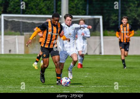 Swansea, Wales. 4. April 2023 Glen Sani aus Hull City hält die Herausforderung von Ramon Rees-Siso aus Swansea City während des Professional Development League-Spiels zwischen Swansea City under 18 und Hull City under 18 an der Swansea City Academy in Swansea, Wales, UK, am 4. April 2023 ab. Kredit: Duncan Thomas/Majestic Media/Alamy Live News. Stockfoto