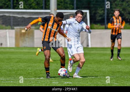 Swansea, Wales. 4. April 2023 Glen Sani von Hull City kämpft am 4. April 2023 bei einem Spiel der Professional Development League zwischen Swansea City under 18 und Hull City under 18 an der Swansea City Academy in Swansea, Wales, Großbritannien, um seinen Besitz mit Ramon Rees-Siso von Swansea City. Kredit: Duncan Thomas/Majestic Media/Alamy Live News. Stockfoto