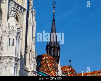 Die Matthiaskirche in Budapest. Steinglockenturm und farbenfrohes Kirchendach mit emaillierten Tonfliesen. Wahrzeichen und berühmte Touristenattraktion Stockfoto