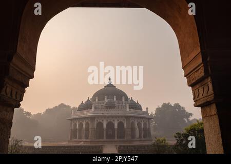 nila Gumbad vom humayun Grab, Außenansicht am nebligen Morgen aus einer einzigartigen Perspektive Stockfoto