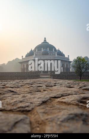 nila Gumbad vom humayun Grab, Außenansicht am nebligen Morgen aus einer einzigartigen Perspektive Stockfoto