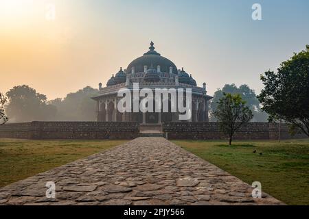nila Gumbad vom humayun Grab, Außenansicht am nebligen Morgen aus einer einzigartigen Perspektive Stockfoto