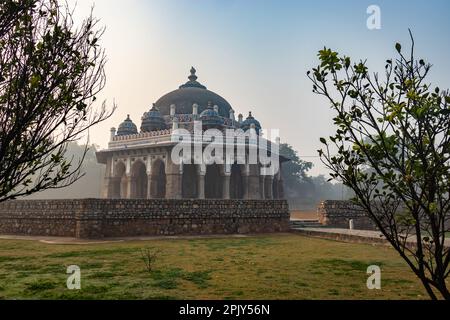 nila Gumbad vom humayun Grab, Außenansicht am nebligen Morgen aus einer einzigartigen Perspektive Stockfoto