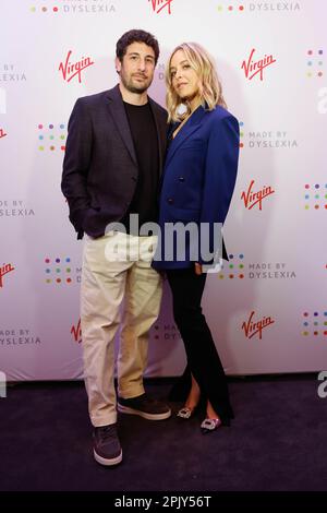 REDAKTION NUR Jason Biggs und Jenny Mollen nehmen an der After-Party der World Dyslexia Assembly (WDA) in den neuen Virgin Hotels New York City Teil, die von der globalen Wohltätigkeitsorganisation Dyslexia organisiert wird. Ausgabedatum: Dienstag, 4. April 2023. Stockfoto