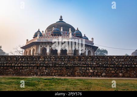 nila Gumbad vom humayun Grab, Außenansicht am nebligen Morgen aus einer einzigartigen Perspektive Stockfoto