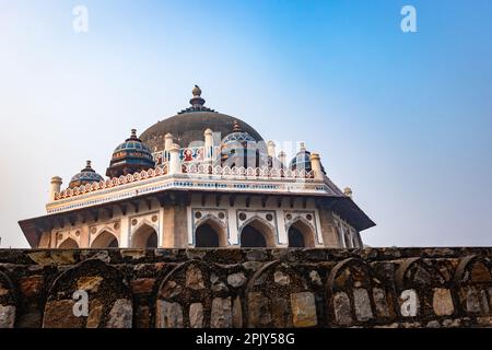 nila Gumbad vom humayun Grab, Außenansicht am nebligen Morgen aus einer einzigartigen Perspektive Stockfoto