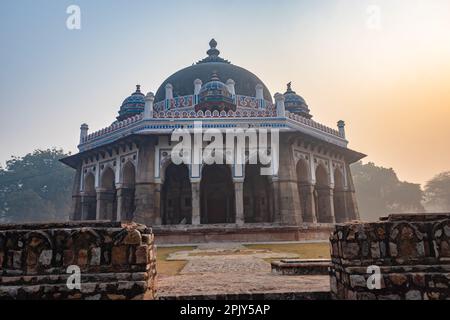 nila Gumbad vom humayun Grab, Außenansicht am nebligen Morgen aus einer einzigartigen Perspektive Stockfoto